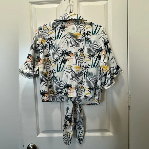 Tropical Print Tie-Front Cropped Blouse - Picture 4 of 4